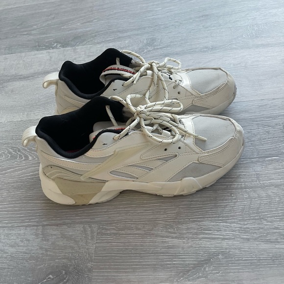 Reebok sneakers size 7.5 - Picture 2 of 2